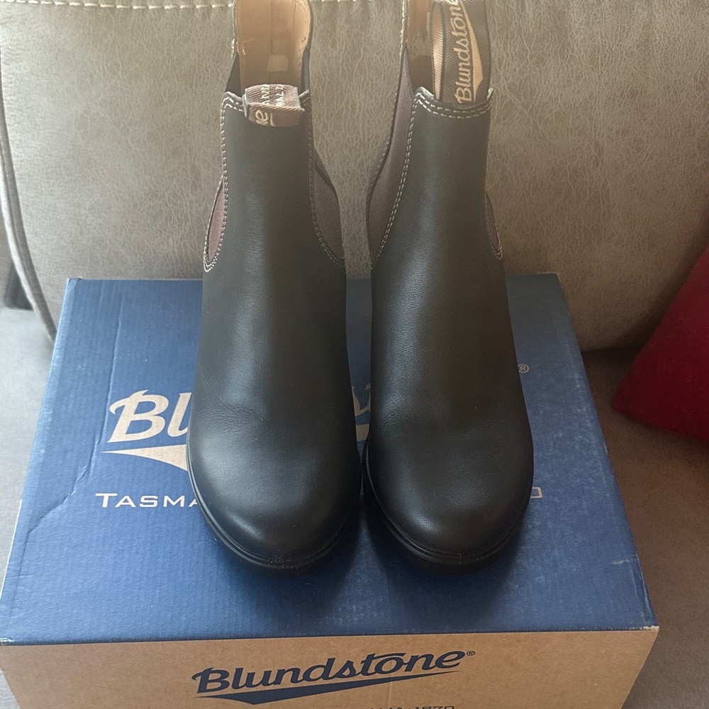 NWT Blundstone Dark Leather Ankle Boots